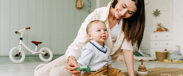 zweisprachige Erziehung: Mutter spielt mit Kind