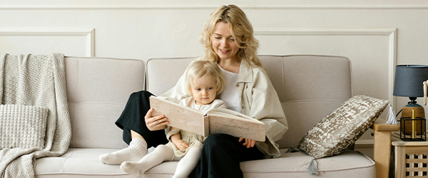 Una madre leyendo un libro a su hija