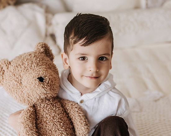 Eduacación bilingüe. Un niño con su peluche
