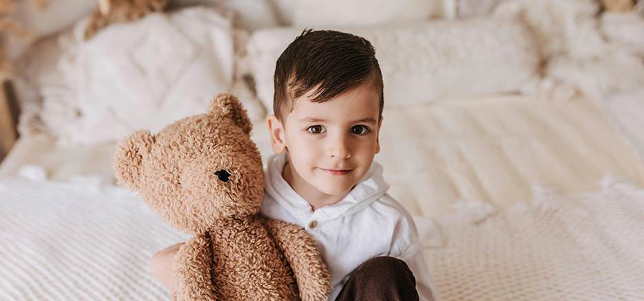 Eduacación bilingüe. Un niño con su peluche