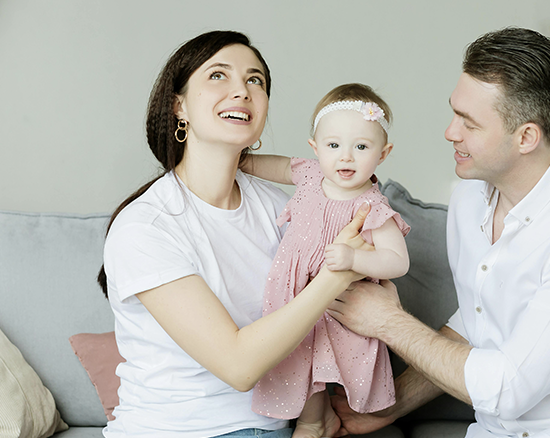 desarrollo del lenguaje infantil: los padres juegas con su hija