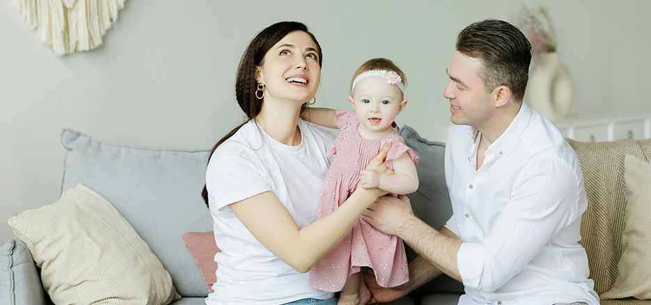 kindliche Sprachentwicklung: Eltern halten Kind