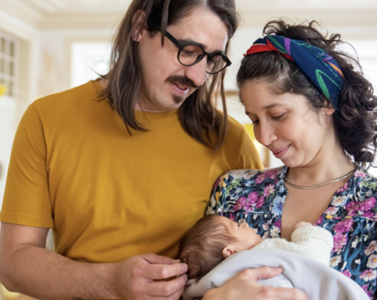 Sprachentwicklung Kinder: Paar mit Baby