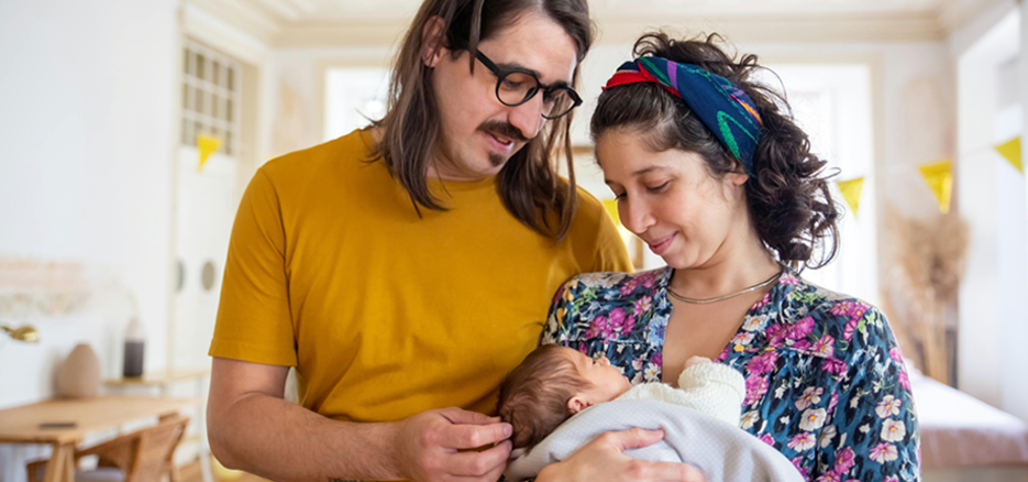 Sprachentwicklung Kinder: Paar mit Baby