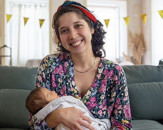 Spanische Vornamen: Die Mama hält ihr Baby