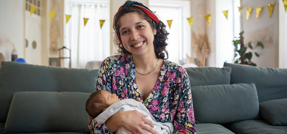 Nombres españoles, una madres sujeta a su bebé