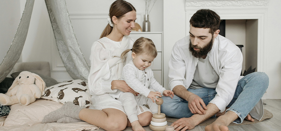 Skandinavische Vornamen: Familie spielt im Kinderzimmer