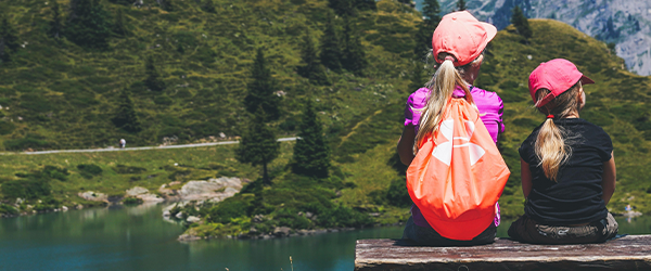 Niñas haciendo trekking