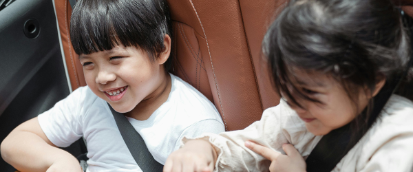 Niños en un viaje en coche