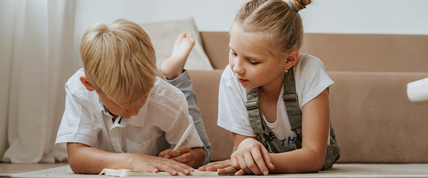 Dos niños leyendo