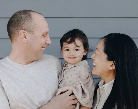 Niña japonesa con sus padres