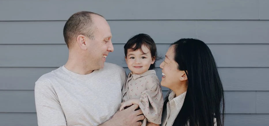 Niña japonesa con sus padres