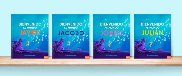 Cuatro libros personalizados 'Bienvenido al mundo' de Librio en una estantería de madera, con los nombres Javier, Jacobo, Jorge y Julián