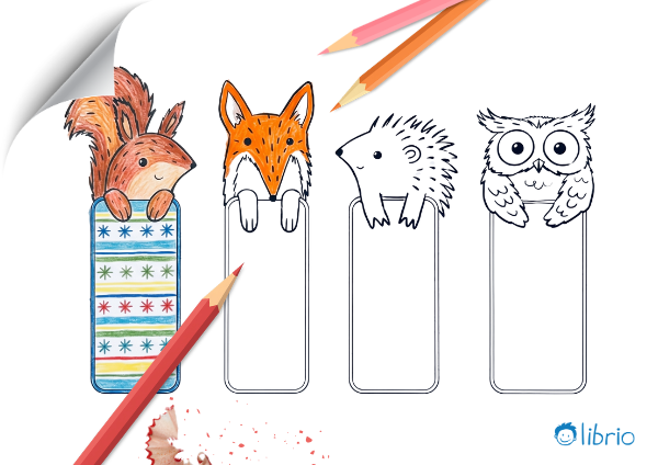 Vier Lesezeichen-Vorlagen zum Ausmalen mit Eichhörnchen, Fuchs, Igel und Eule; das Eichhörnchen ist bereits bunt ausgemalt, daneben liegen Buntstifte.