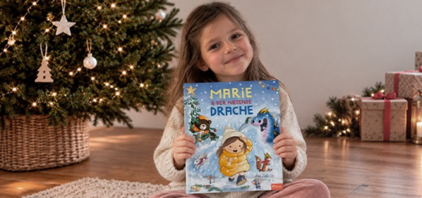 Buchcover des personalisierten Kinderbuchs Der niesende Drache, mit einem kleinen Mädchen mit Brille, Mütze und dicker Winterjacke, das durch den Schnee läuft, während ein blauer Drache eisigen Atem niest und ein Bär, ein Hase, ein Eichhörnchen und zwei Mäuse bei einem verschneiten Weihnachtsbaum zuschauen.