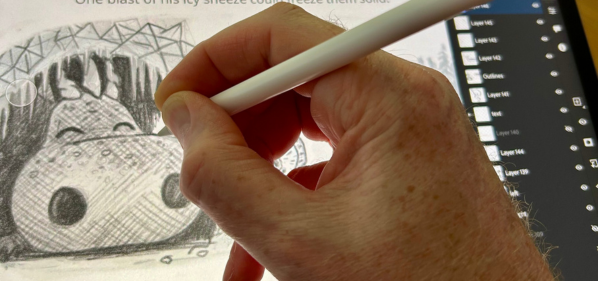 Hand mit digitalem Stift zeichnet auf einem Tablet eine Bleistiftskizze eines schlafenden Eisdrachen in einer Eishöhle.