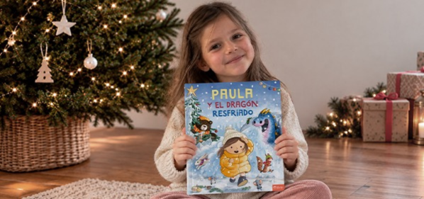 Portada del libro infantil personalizado El dragón resfriado, con un niño pequeño de pelo rizado con gorro y abrigo acolchado que corre por la nieve, mientras un dragón azul estornuda aliento helado y un oso, una liebre, una ardilla y dos ratones miran junto a un árbol de Navidad nevado.
